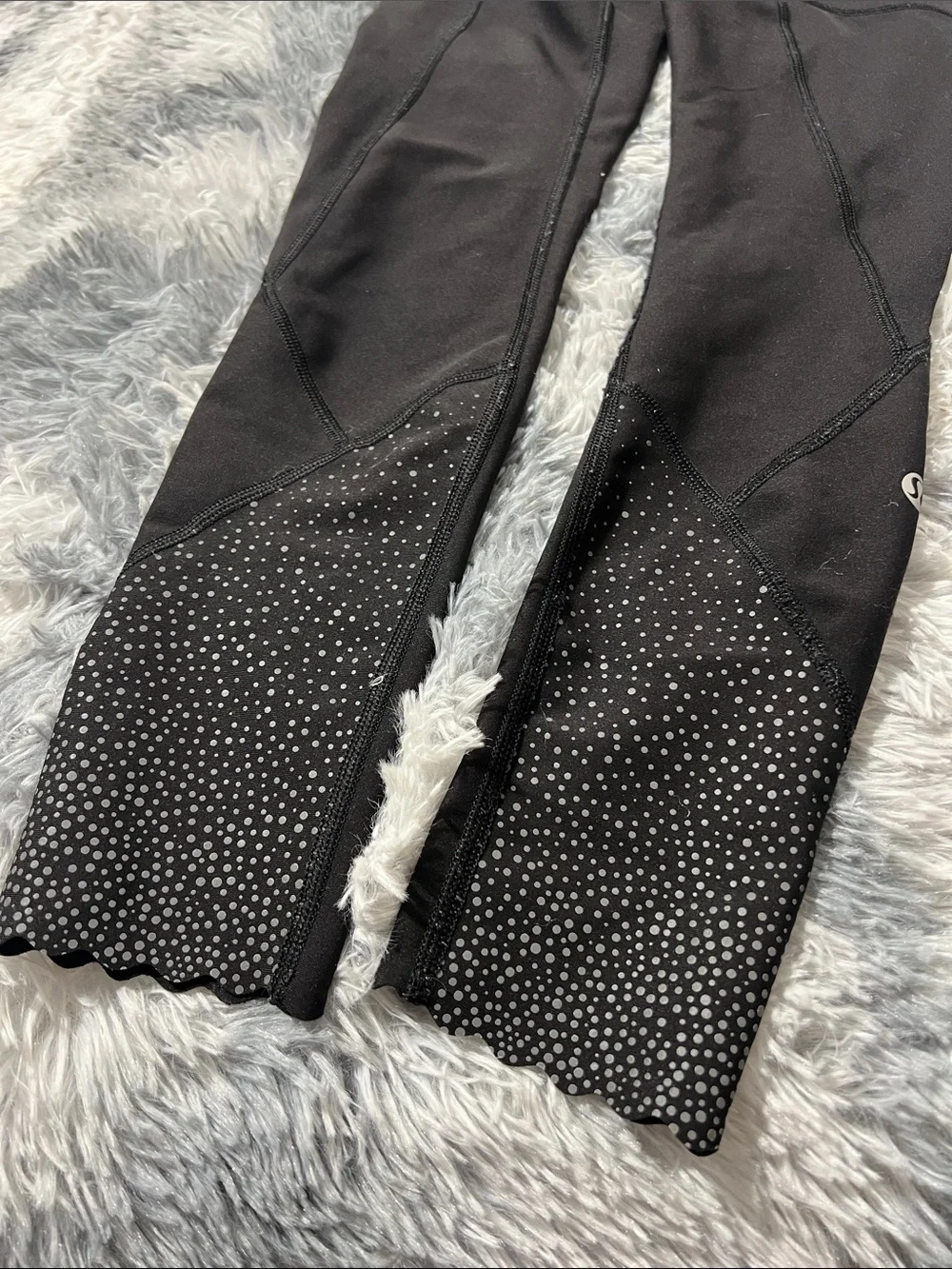 Women’s Lululemon Size 2 Black Capri Leggings with Pockets and Reflective Accent